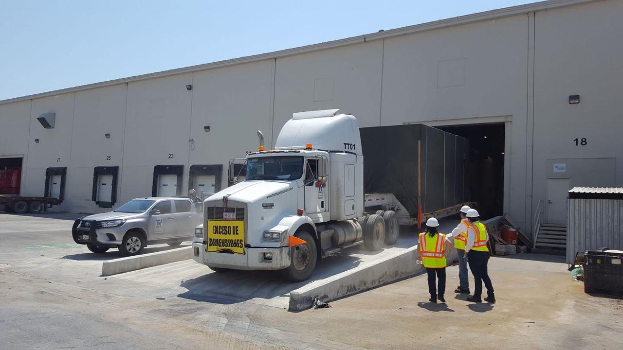 Unidad Lowboy TRAZO transportando carga sobredimensionada