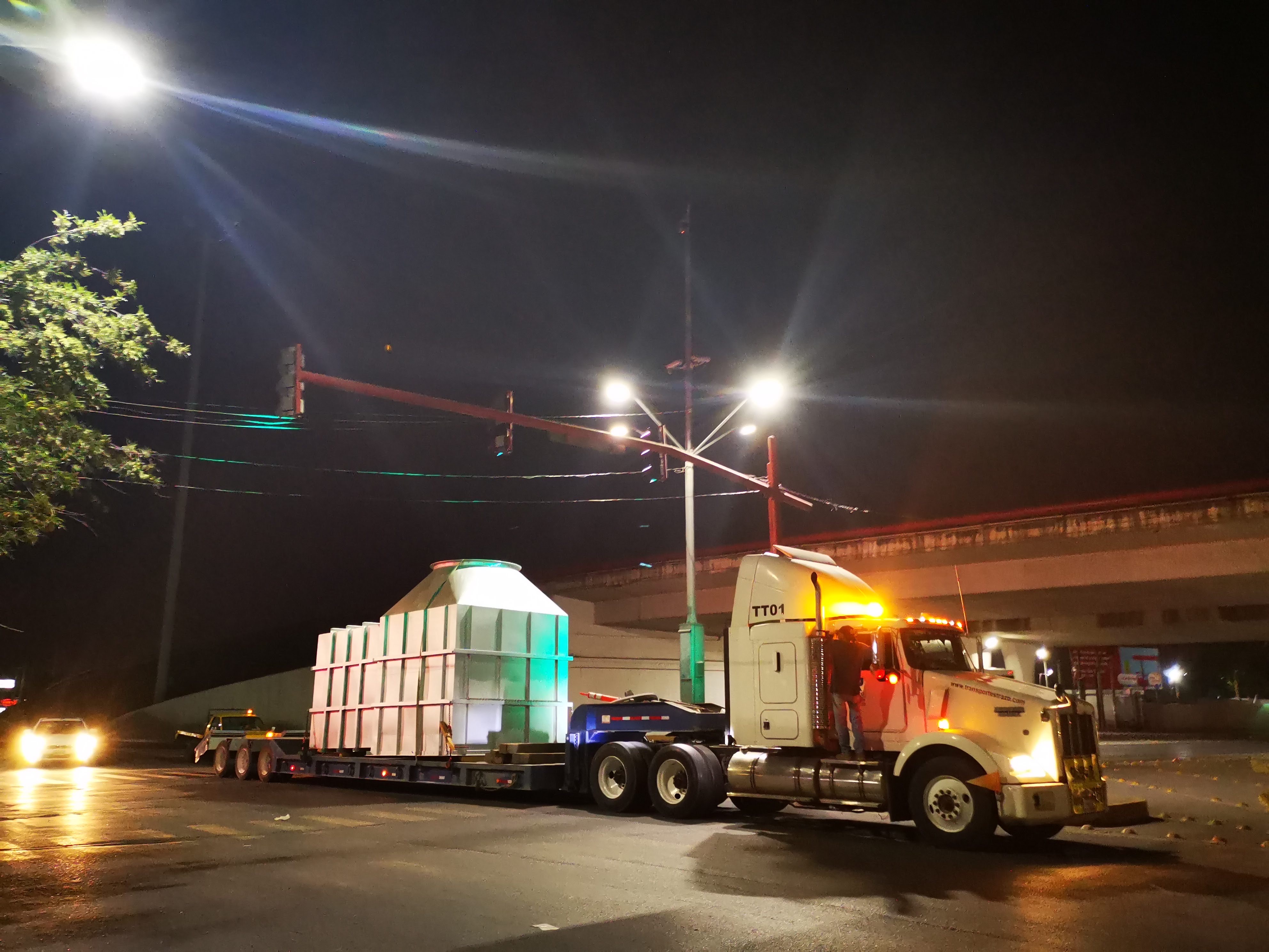 Tractocamión con caja seca 53 pies